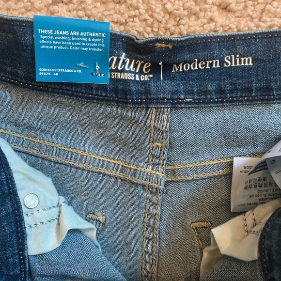Woman’s Levi’s Signature Jeans - Picture 4 of 7